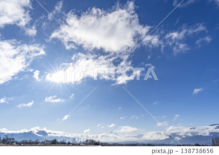 太陽と青空と雲 138738656