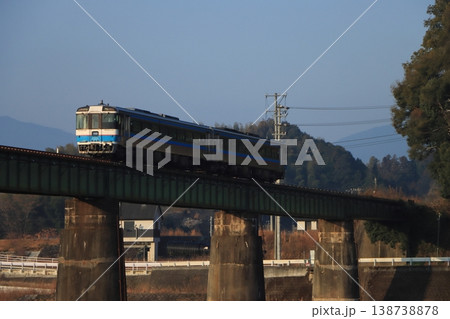 早朝の予讃線を走るキハ185系の乗り得普通列車_2026/2/21撮影 138738878