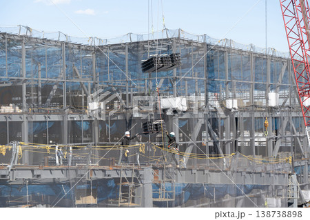 建設現場でクレーンで吊り上げられた床材を誘導しながら着地作業を行う作業員4 138738898