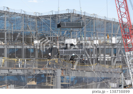 建設現場でクレーンで吊り上げられた床材を誘導しながら着地作業を行う作業員5 138738899