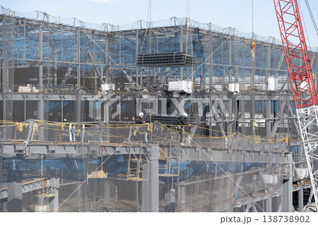 建設現場でクレーンで吊り上げられた床材を誘導しながら着地作業を行う作業員8 138738902