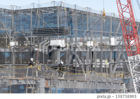 建設現場でクレーンで吊り上げられた床材を誘導しながら着地作業を行う作業員9 138738903