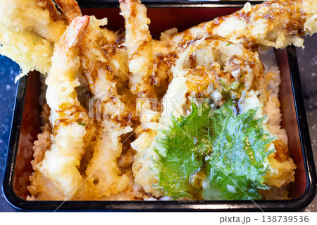 美味しい海老天と穴子天ぷら等が入った天重 美味しい海老天と穴子天ぷら等が入った天重 138739536