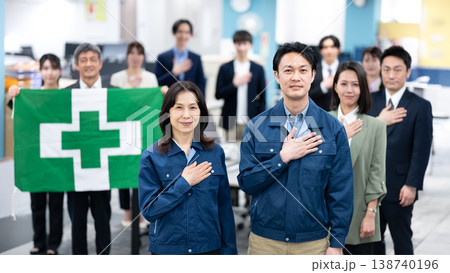 安全管理を支えるスタッフ 138740196