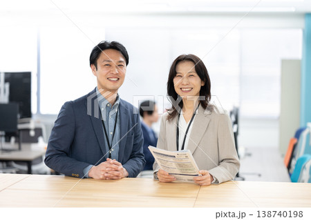 職場で笑顔のマネージャー 138740198