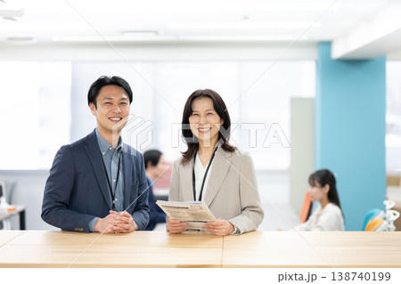 職場で笑顔のマネージャー 職場で笑顔のマネージャー 138740199
