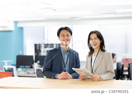 職場で笑顔のマネージャー 職場で笑顔のマネージャー 138740201