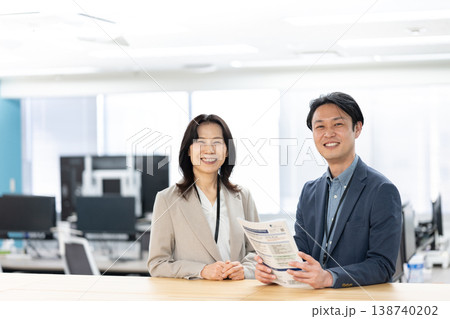 職場で笑顔のマネージャー 138740202