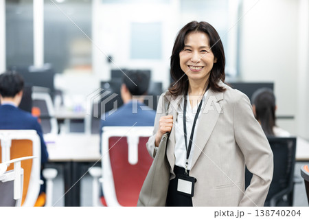 営業職のミドル女性社員 138740204
