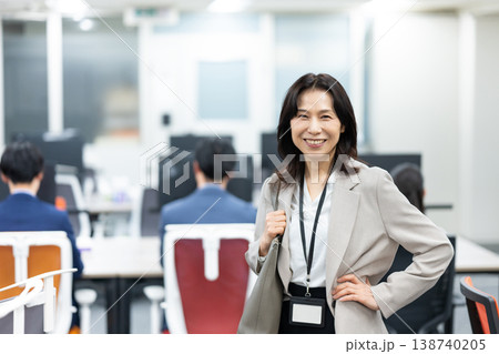 営業職のミドル女性社員 営業職のミドル女性社員 138740205