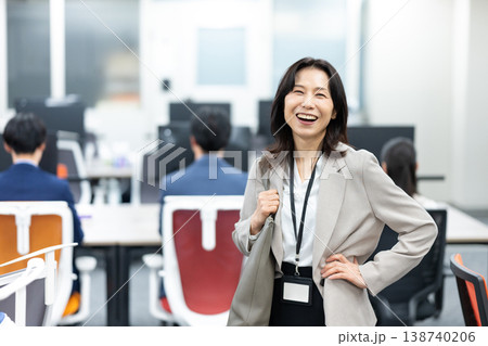 営業職のミドル女性社員 138740206