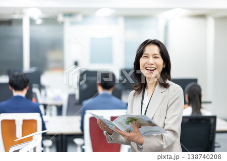 営業職のミドル女性社員・太文字コピーなし 138740208