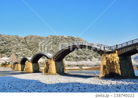 雪景色の錦帯橋 138740222
