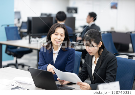 女性マネージャーと若手社員 女性マネージャーと若手社員 138740335
