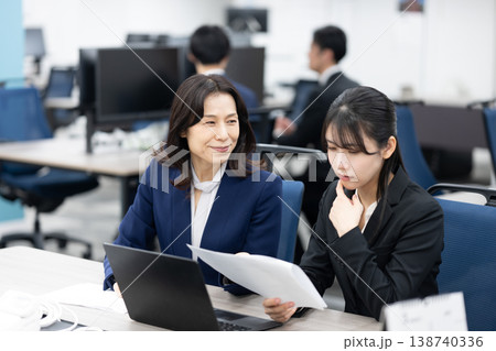 女性マネージャーと若手社員 138740336