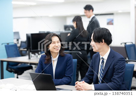 女性マネージャーと男性社員 女性マネージャーと男性社員 138740351