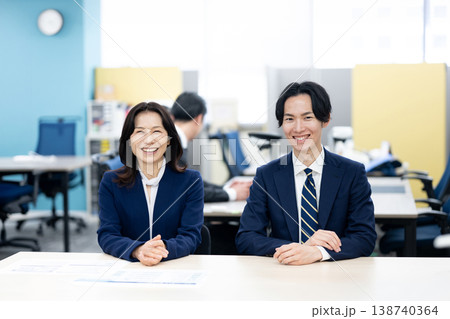 笑顔のマネージャーと部下 笑顔のマネージャーと部下 138740364