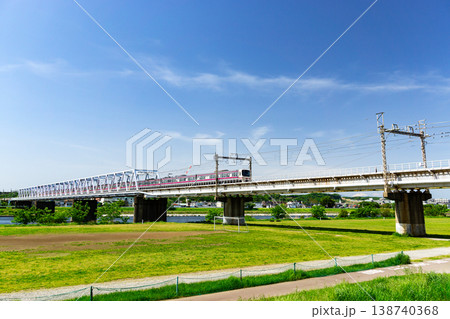 多摩川の河川敷から京王線の鉄道橋と電車を眺める　東京都調布市上布田町 138740368