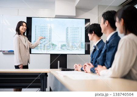 建設会社のミーテインング 138740504