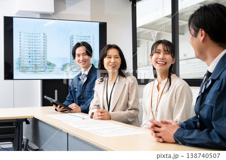 建設会社のミーテインング 138740507