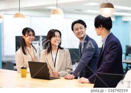 会話するビジネスパーソン 138740554