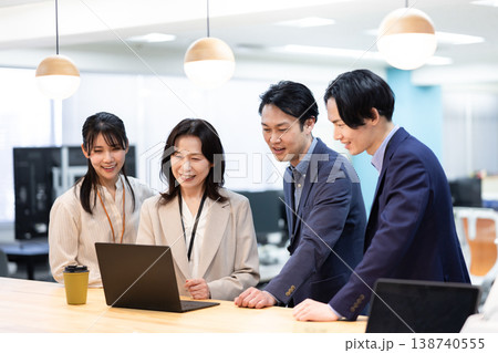 会話するビジネスパーソン 138740555