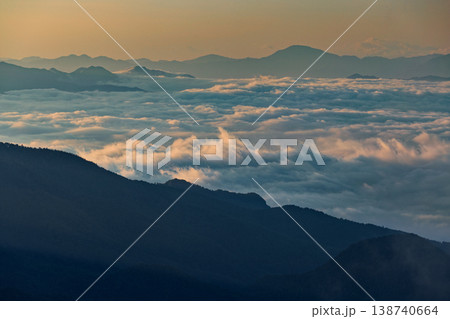金峰山から見る朝の雲海と道志・丹沢の山並み 138740664