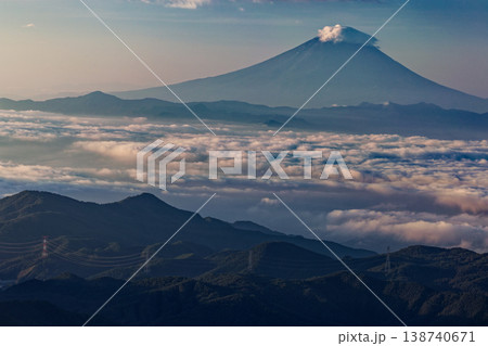 金峰山から見る雲海と富士山 金峰山から見る雲海と富士山 138740671