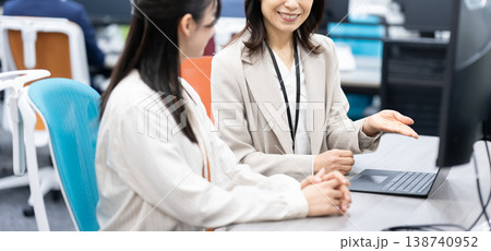 会話するビジネスウーマンの手元 138740952