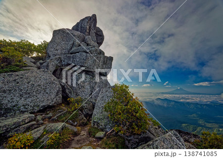 朝の奥秩父・金峰山山頂の五丈石と富士山 138741085
