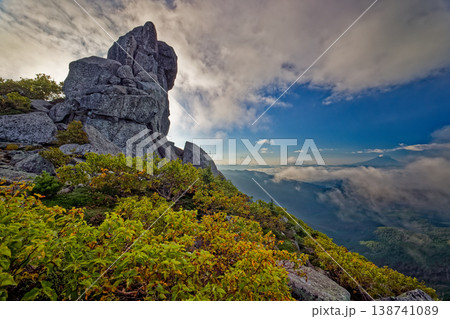 朝の奥秩父・金峰山山頂の五丈石と富士山 138741089