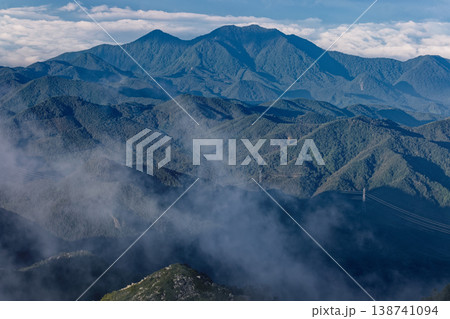 奥秩父・金峰山山頂から見る雲海と雲湧く茅ヶ岳 138741094