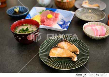 ブリの照り焼きと刺身で新年を祝う 138741099