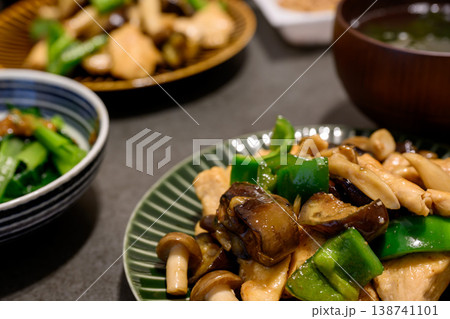 鶏肉やピーマンを使った料理をが並ぶ栄養満点の食卓 138741101