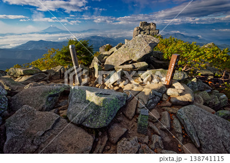 朝の金峰山山頂から見る五丈石と雲上の富士山 138741115