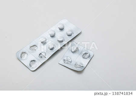 白い錠剤 薬のイメージ画像 白い錠剤 薬のイメージ画像 138741834
