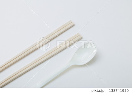 白い背景のスプーンと割りばしの画像 白い背景のスプーンと割りばしの画像 138741930