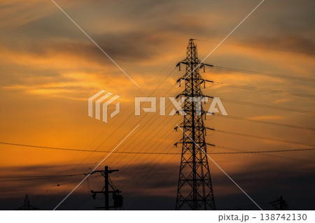 夕焼けに染まる送電線 138742130