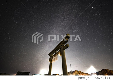 星空に浮かぶ鳥居 星空に浮かぶ鳥居 138742154