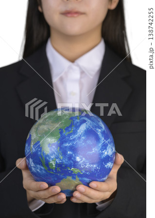 地球儀を持つ女性 地球儀を持つ女性 138742255