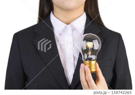 電球を持つスーツを着た女性 138742263
