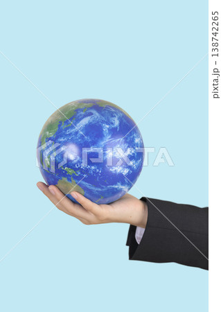 手のひらにのった地球 手のひらにのった地球 138742265