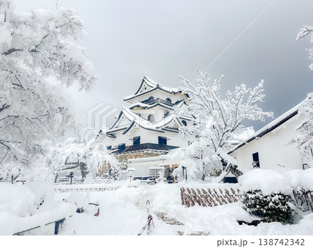雪降る城 138742342