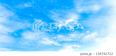 風を感じる爽やかな青空と白い雲のシンプルな風景 風を感じる爽やかな青空と白い雲のシンプルな風景 138742722