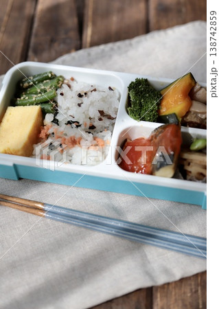 仕切り一体型弁当箱を使ったヘルシーな和食弁当 138742859