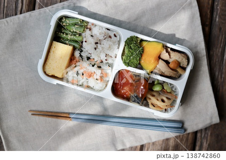 仕切り一体型弁当箱を使ったヘルシーな和食弁当 仕切り一体型弁当箱を使ったヘルシーな和食弁当 138742860