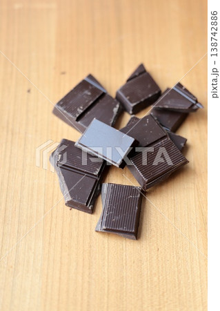 砕いた70％カカオの割チョコレート　高カカオチョコレート 138742886