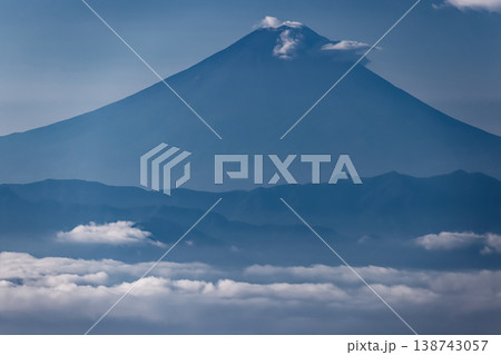 金峰山から見る雲上の富士山 金峰山から見る雲上の富士山 138743057