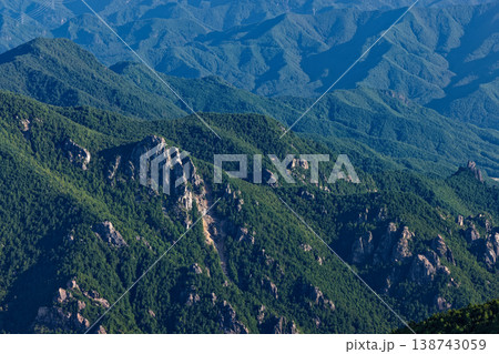 金峰山稜線から見る小川山・屋根岩 金峰山稜線から見る小川山・屋根岩 138743059
