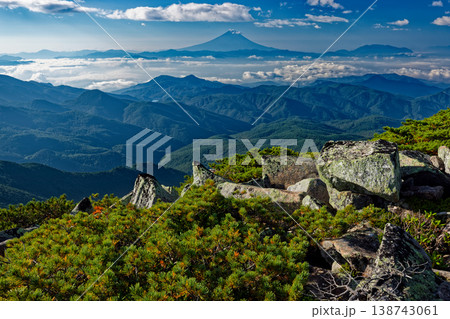 奥秩父・金峰山から見る雲上の富士山 138743061